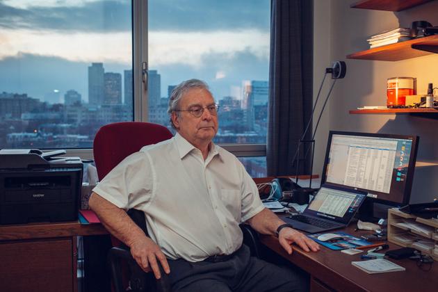 Georges L’Espérance, président de l’Association québécoise pour le droit de mourir dans la dignité, chez lui, à Montréal, le 23 mars 2023. « Cela fait près de trente ans que nous avons mis le paternalisme médical de côté », explique ce neurochirurgien à la retraite.