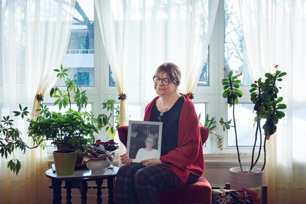 Geneviève Gagné, chez elle, à Québec, le 24 mars 2023. Geneviève a accompagné le parcours de fin de vie de sa mère, décédée en juillet 2022 après l’administration d’un bloqueur neuromusculaire.