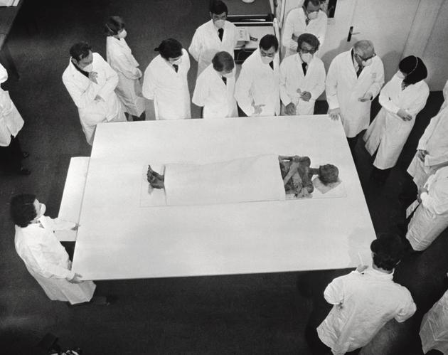 En 1976, en el Musée de l'Homme de París, académicos, periodistas y políticos junto al lecho de la momia de Ramsés II, que había salido de Egipto para beneficiarse de un tratamiento contra los hongos.