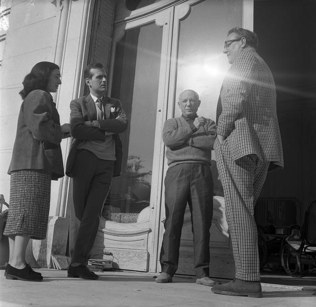 John Richardson (centro) y su compañero Douglas Cooper (derecha), con Jacqueline y Pablo Picasso, frente a la casa del pintor, en Cannes, en los años 50.