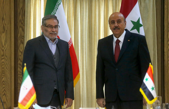 Ali Mamlouk, jefe de los servicios de inteligencia sirios (derecha), el 27 de febrero de 2022, con el secretario del Consejo Supremo de Seguridad Nacional de Irán, Ali Shamkhani, en Teherán.