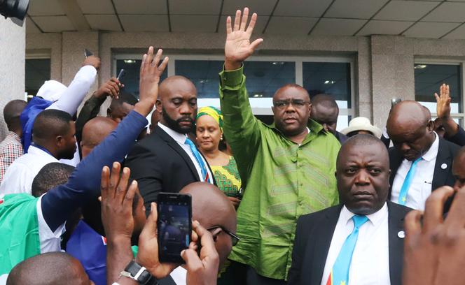 Jean-Pierre Bemba salue ses partisans à son arrivée à l’aéroport international de N’djili, à Kinshasa, le 23 juin 2019.