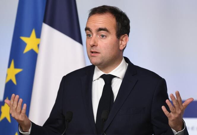 El Ministro de las Fuerzas Armadas, Sébastien Lecornu, durante la rueda de prensa posterior al Consejo de Ministros, en el Palacio del Elíseo, en París, el 4 de abril de 2023.