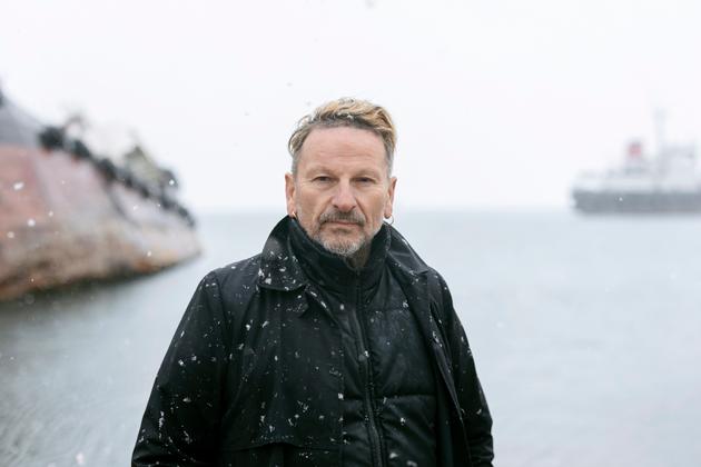Michail Marmarinos dans un cimetière de navires, à Eleusis, le 5 février 2023.