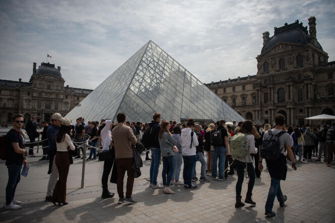 Frente a la entrada del Museo del Louvre, en París, el 29 de abril de 2022.
