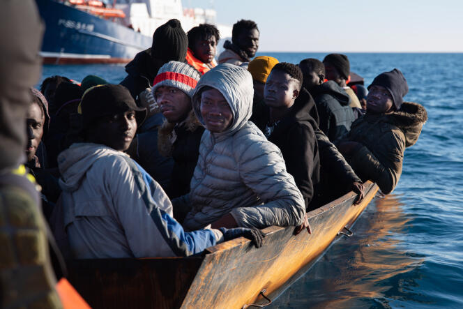Un grupo de 40 migrantes en un barco improvisado frente a Lampedusa (Italia), 21 de febrero de 2023. 