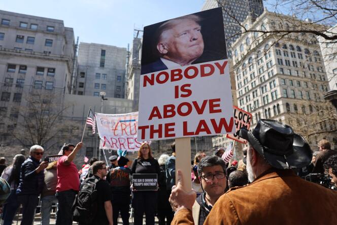 Manifestantes frente al Tribunal Penal de Manhattan en Nueva York el 4 de abril de 2023.