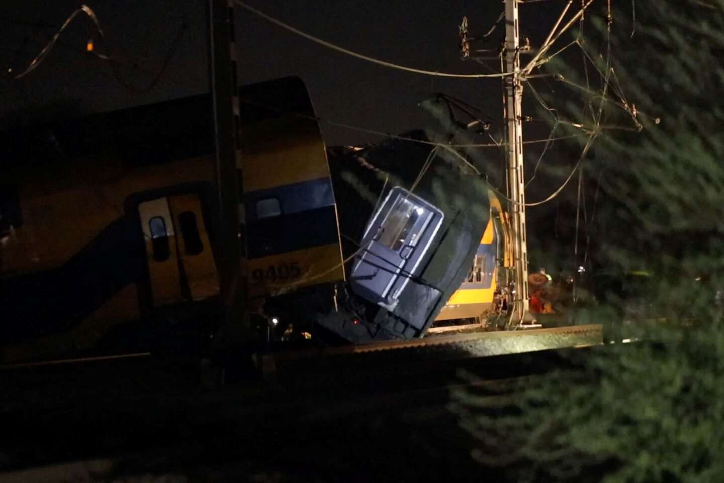 In Nederland ontspoorde een trein tussen Leiden en Den Haag, waarbij één persoon om het leven kwam en tientallen gewond raakten.