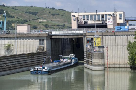 Barcaza saliendo de una esclusa en el Canal du Rhône.