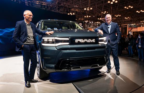 El CEO de Stellantis, Carlos Tavares (izquierda), presenta la REV Ram 1500 en el Salón Internacional del Automóvil de Nueva York el 5 de abril de 2023.