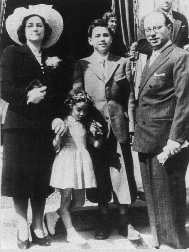 Silvio Berlusconi, avec ses parents et sa sœur, en 1948.