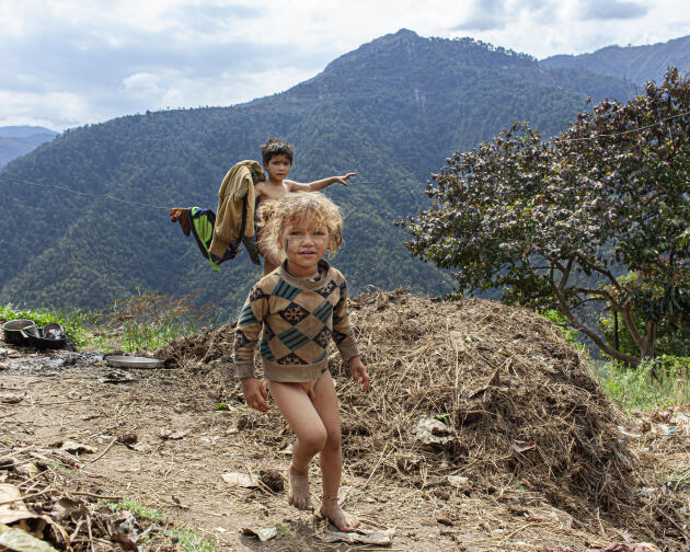 Des enfants jouent dans le village de Sail, dans l’Etat indien de l’Uttarakhand, le 25 mars 2023.