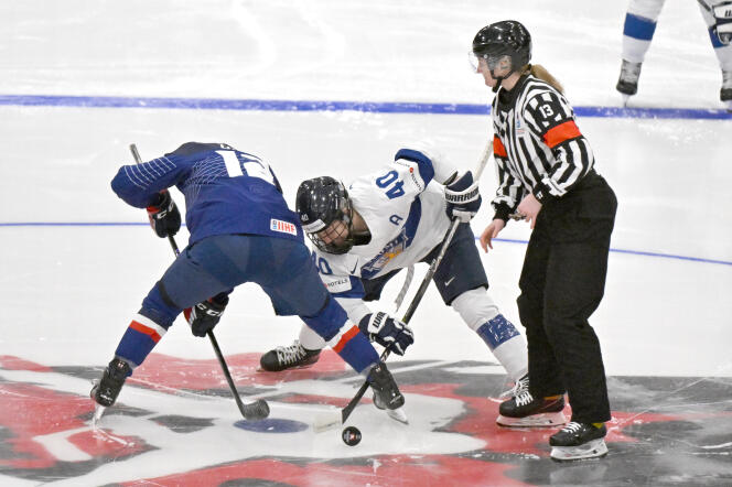 Noora Tulus y Estelle Duvin durante el partido inaugural del campeonato mundial de hockey femenino en Brampton el 5 de abril. 