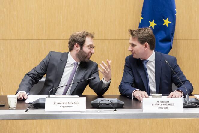 Antoine Armand (Renaissance) et Raphaël Schellenberger (LR), lors d’une réunion de la commission d’enquête parlementaire sur les « raisons de la perte de souveraineté et d’indépendance énergétique de la France », à Paris, le 16 mars 2023.