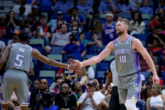 Los jugadores de Sacramento De'Aaron Fox y Domantas Sabonis, durante un partido de la NBA contra los New Orleans Pelicans, el 4 de abril de 2023.