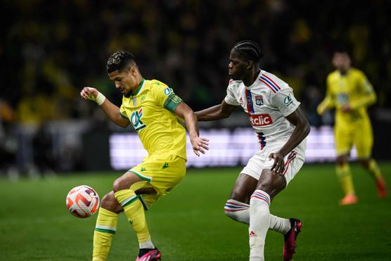 El centrocampista del Nantes Ludovic Blas (en duelo ante el Lyonnais Castello Lukeba), autor del gol decisivo en la semifinal de la Copa de Francia, en el estadio Beaujoire de Nantes, el 5 de abril de 2023.