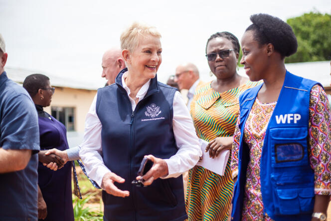 Cindy McCain (centro) y la delegación del Congreso de EE. UU., junto con la representante del PMA en Zambia, Cissy Byenkya, en el distrito de Kazungula, Zambia, el 20 de febrero de 2023.