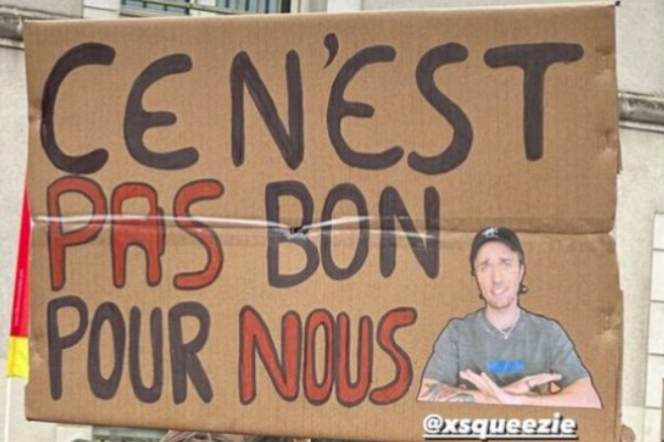 La pancarte de Rachel, 21 ans, lors de la manifestation contre la réforme des retraites, à Poitiers, le 28 mars 2023.