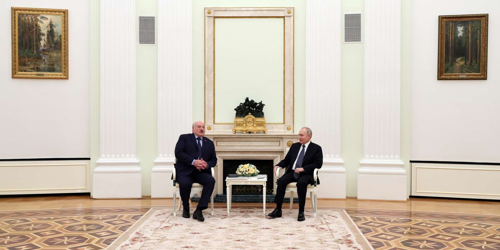 Emmanuel Macron Le président biélorusse, Alexandre Loukachenko (à gauche), et le président russe, Vladimir Poutine, au Kremlin, à Moscou, le 5 avril 2023.