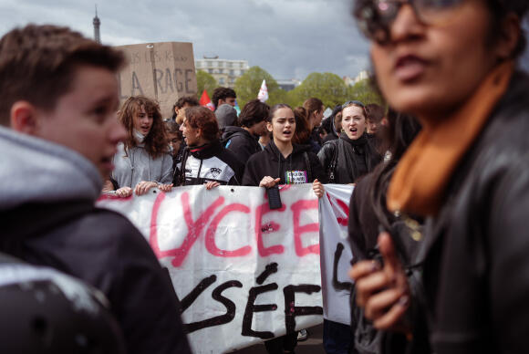 Un cortège de lycéens dans la manifestation à Paris, le 6 avril 2023.