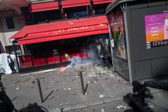 Des jets de projectiles contre la devanture du célèbre restaurant La Rotonde à Paris, lors de la manifestation contre la réforme des retraites le 6 avril 2023.