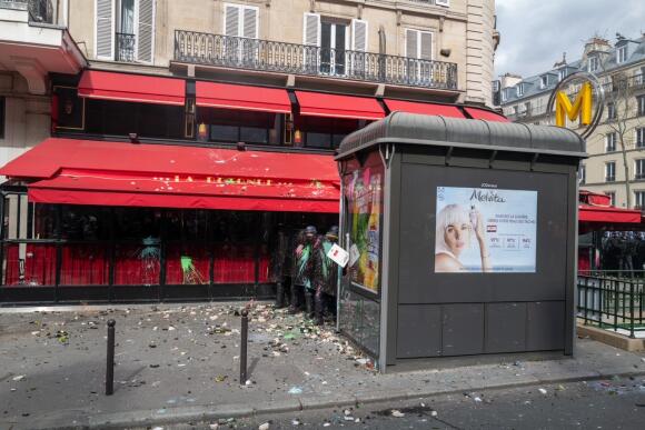 Le restaurant La Rotonde pris pour cible par un groupe de manifestants du cortège parisien, jeudi 6 avril 2023.