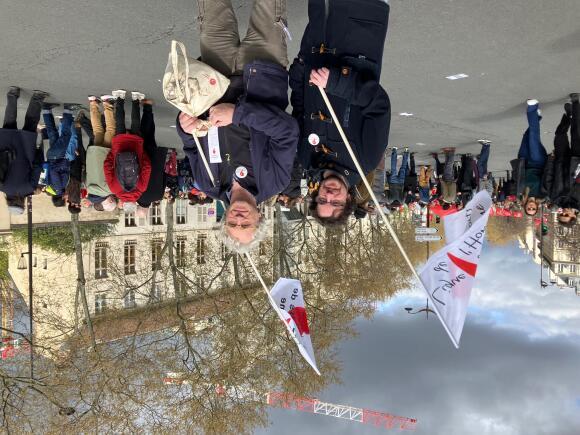 Alain Esmery (à droite), membre du bureau national de la Ligue des droits de l’homme, présent dans le cortège parisien de la manifestation contre la réforme des retraites, à Paris, le 6 avril 2023.
