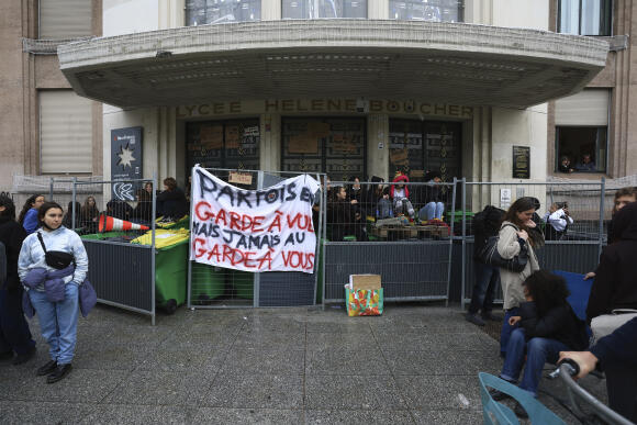 Des lycéens bloquent le lycée Hélène Boucher, jeudi 6 avril 2023 à Paris.
