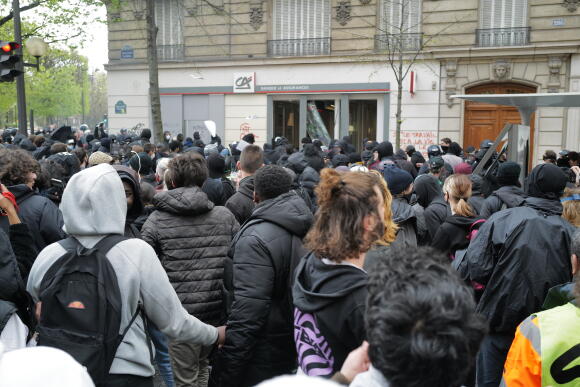 Une agence bancaire Crédit agricole prise pour cible par des manifestants dans le cortège parisien, jeudi 6 avril 2023, à l’angle de la place Denfert-Rochereau.