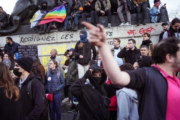 Le cortège est ralenti place Denfert-Rochereau à cause de tensions entre les forces de l’ordre et les manifestants, à Paris le 6 avril 2023.