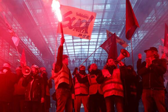 Des manifestants pénètrent les bâtiments du gestionnaire d’actifs Blackrock, jeudi 6 avril, à Paris.