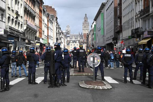 Les forces de l’ordre bloquent une rue à Lille, le 6 avril 2023.