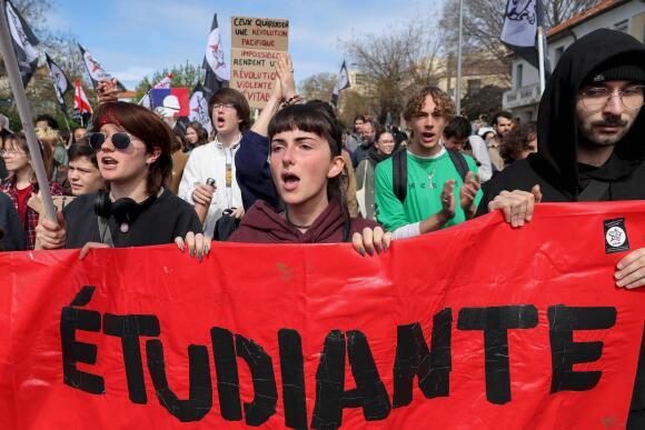 De jeunes manifestants à Montpellier, le 6 avril 2023.