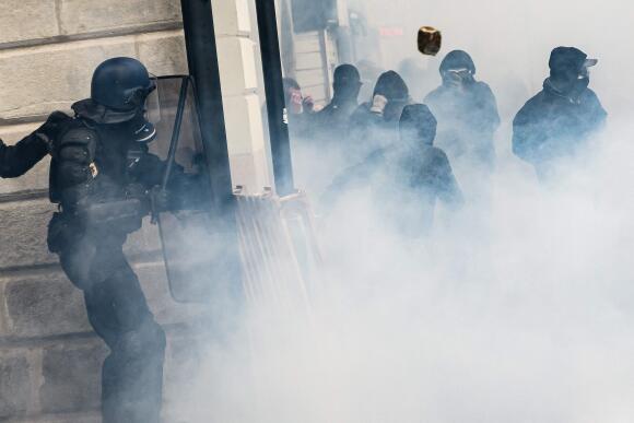 I manifestanti lanciano pietre contro la polizia antisommossa durante gli scontri a margine dell'undicesimo giorno di manifestazione contro la riforma delle pensioni, a Nantes, 6 aprile 2023.