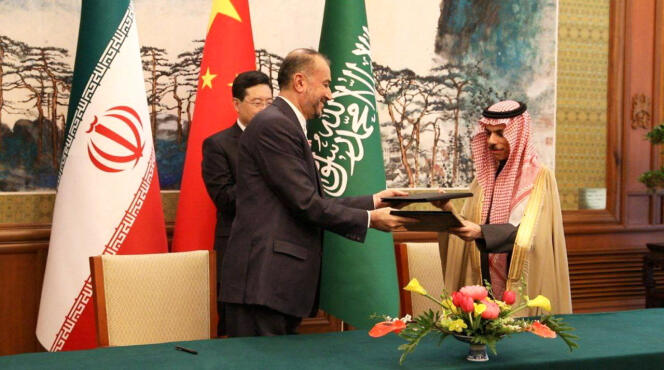 El Ministro de Relaciones Exteriores de Irán, Hossein Amir-Abdollahian, y el Ministro de Relaciones Exteriores de Arabia Saudita, el Príncipe Faisal bin Farhan Al Saud, asisten a una ceremonia de firma de un memorando de entendimiento en Beijing, China, el 6 de abril de 2023.