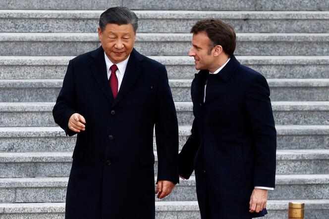 Le président chinois, Xi Jinping, s’entretient avec son homologue français, Emmanuel Macron, alors qu’ils arrivent pour la cérémonie officielle d’accueil duc chef de l’Etat français à Pékin, le 6 avril 2023. 