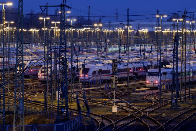 Des trains à grande vitesse sont garés dans un dépôt de la compagnie ferroviaire allemande Deutsche Bahn, à Hambourg, en Allemagne, le 27 mars 2023.