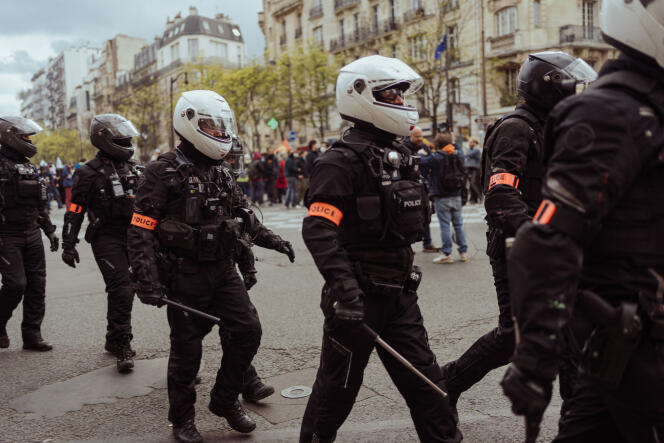 Agentes de BRAV-M durante el undécimo día de movilización contra la reforma de pensiones, en París, 6 de abril de 2023.
