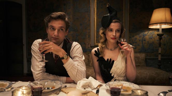 Albert Hirschman (Lucas Englander) and Mary Jayne Gold (Gillian Jacobs) in “Transatlantique”, a series created by Anna Winger and Daniel Hendler.