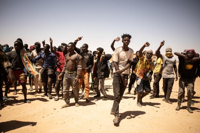 Des migrants subsahariens à Assamaka, au Niger, le 29 mars 2023.