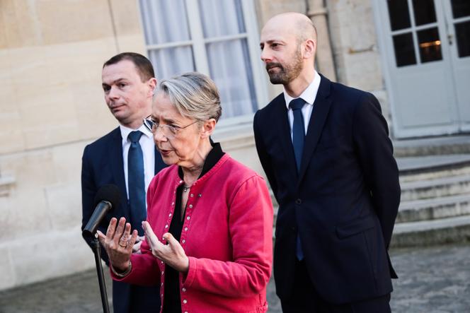Olivier Dussopt, Elisabeth Borne y Stanislas Guerini, después de la reunión del gobierno con los sindicatos en el Hôtel de Matignon, el 5 de abril de 2023.