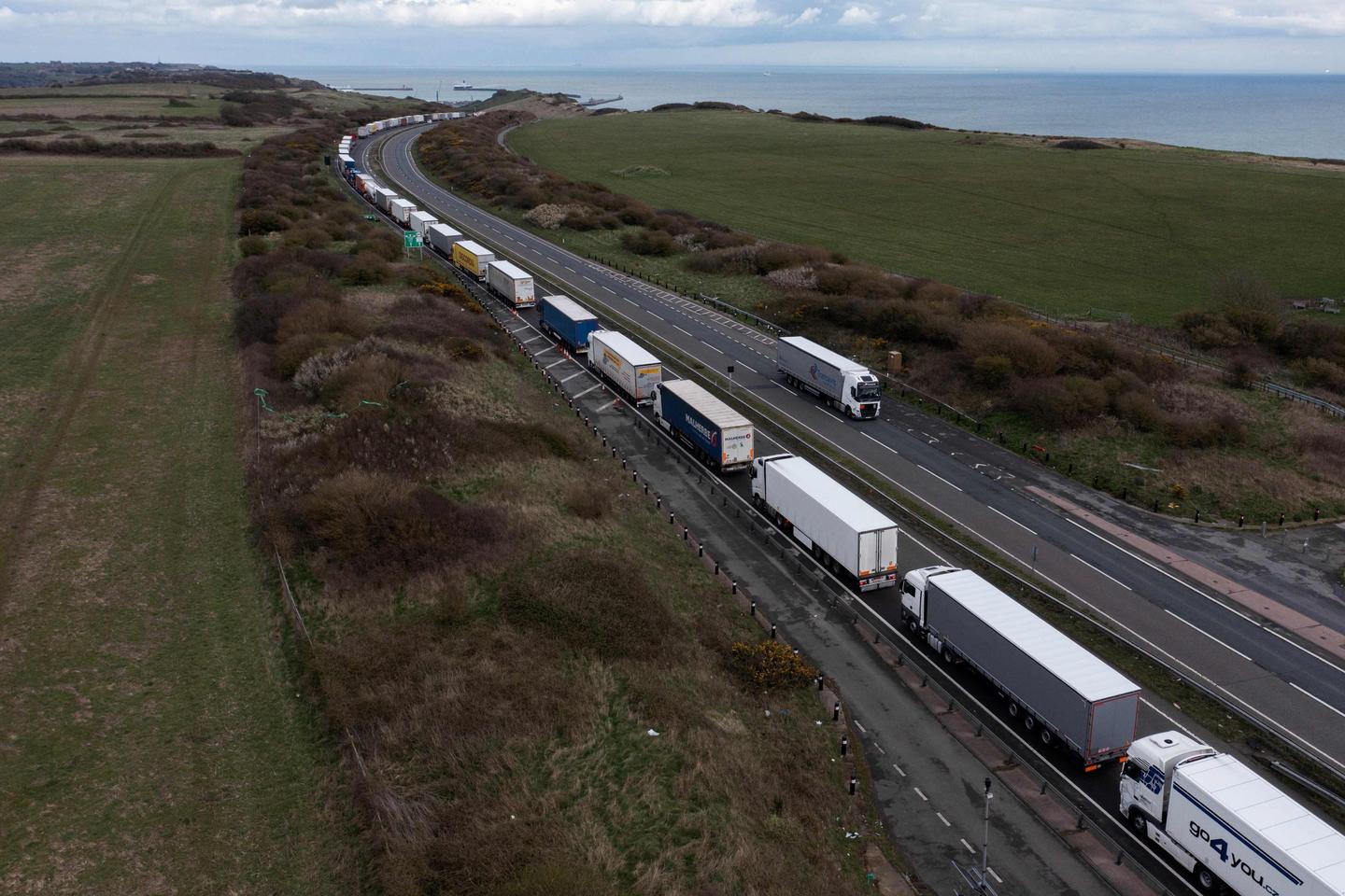 « Dans six mois, on met la clé sous la porte » : à Clermont-Ferrand, routiers et agriculteurs manifestent leur colère face à la hausse des prix des carburants