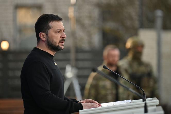 Cette photo prise et reçue par le service de presse présidentiel ukrainien le 7 avril 2023 montre le président ukrainien Volodymyr Zelensky lors d'un discours lors d'un repas de rupture rapide de l'Iftar avec des militaires ukrainiens musulmans, pendant le mois sacré musulman du Ramadan, à Kiev, au milieu Invasion militaire de la Russie en Ukraine. 