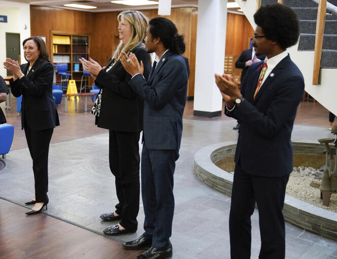 La vicepresidenta de Estados Unidos, Kamala Harris, con Gloria Johnson, Justin Jones y Justin Pearson en la Universidad de Fisk en Nashville, Tennessee, el 7 de abril de 2023.