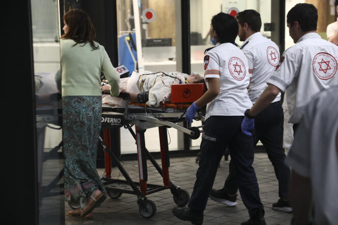 Una persona herida es llevada al hospital en Tel Aviv el 7 de abril de 2023.