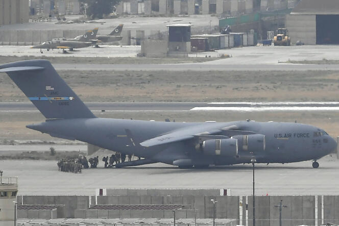 Las tropas estadounidenses abordan un avión de la Fuerza Aérea de EE. UU. en el aeropuerto de Kabul el 30 de agosto de 2021.