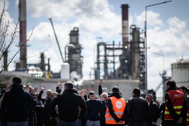 Empleados de la refinería de Donges votan para suspender la huelga, al día siguiente del undécimo día de acción nacional contra la reforma de las pensiones y en vísperas del fin de semana de Pascua, 7 de abril de 2023.