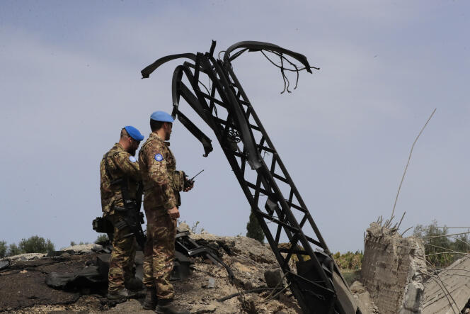 Las fuerzas de paz italianas inspeccionan un pequeño puente destruido por un ataque aéreo israelí en Maaliya, una aldea en el sur del Líbano, el viernes 7 de abril de 2023.