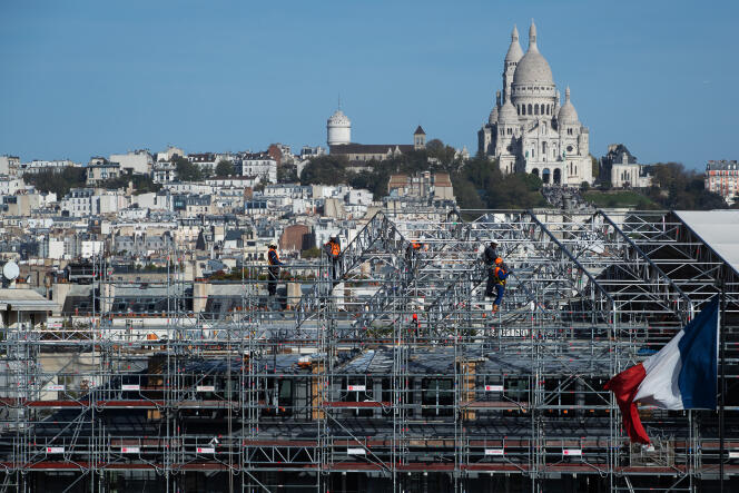 Des ouvriers démontent l’échafaudage d’un chantier de construction, à Paris, le 2 novembre 2022.
