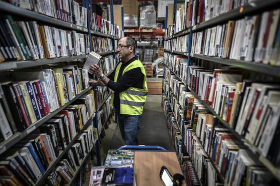 En el almacén de la librería online Recyclivre, en Villabé (Essonne), el 29 de marzo de 2023.